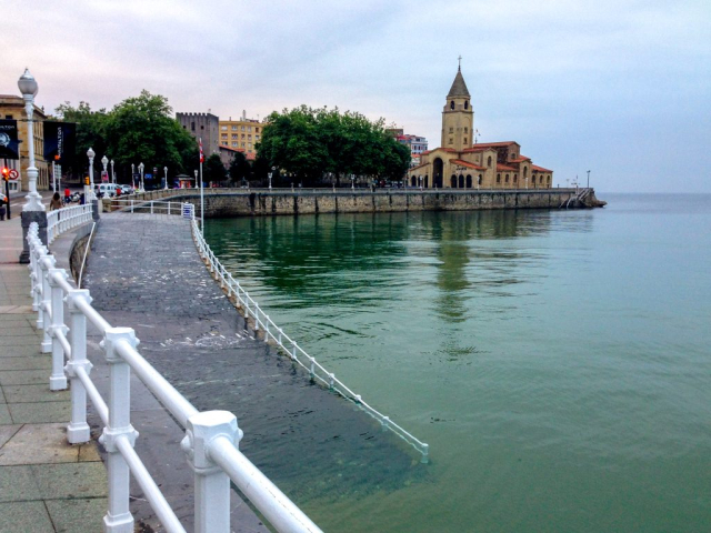 Iglesia de San Pedro desde la rampa de la pescadería. Marea alta.