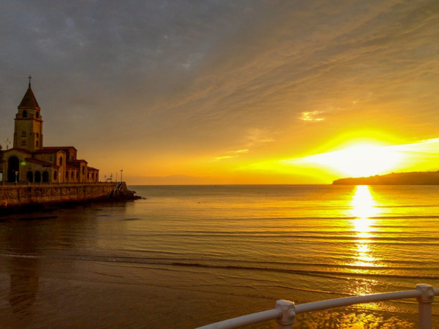 Playa de San Lorenzo al amanecer