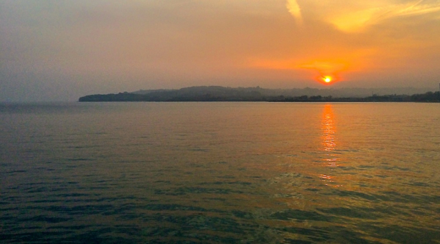 Amanecer en la playa de San Lorenzo con marea llena